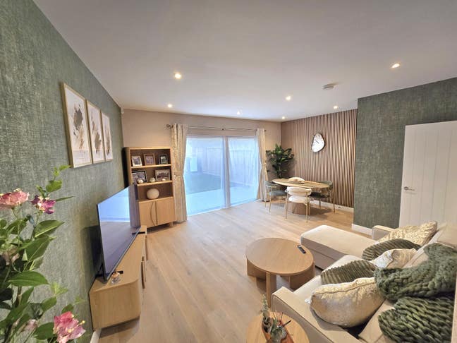 Room available in new-build house, with parking Main Photo