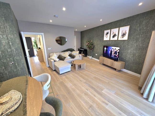 Room available in new-build house, with parking Main Photo