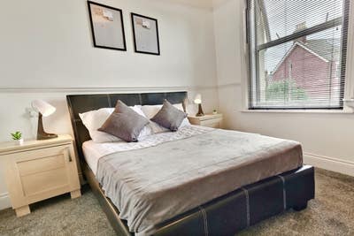 Meet Your Housemates | Young Profs 25-30 | Poole Main Photo