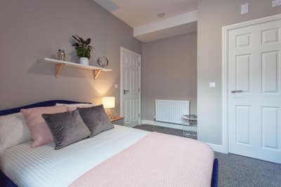 Spacious En-Suite Room Close to Derby Hospital! Main Photo