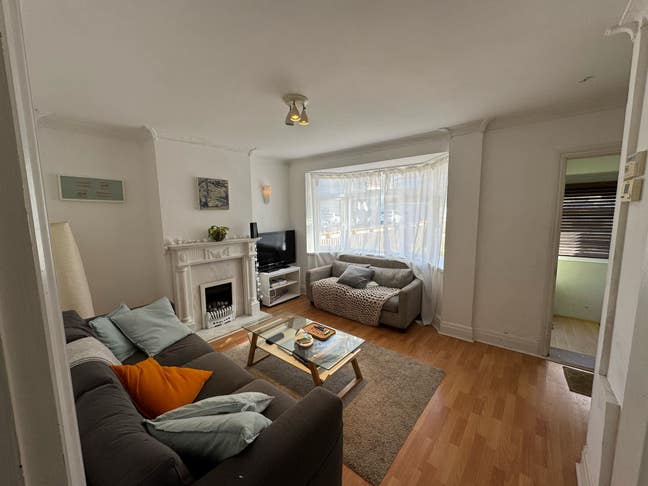 Bright Room Available in Friendly House Main Photo