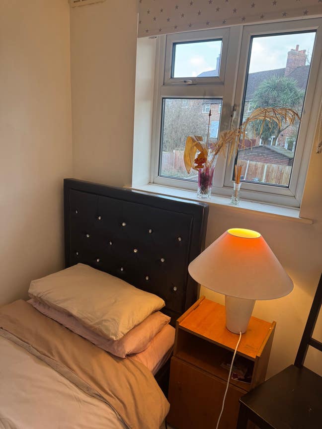 Stunning newly decorated single bed room to rent.  Main Photo