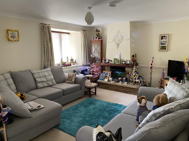 Single room in a shared house near Woking.  Main Photo