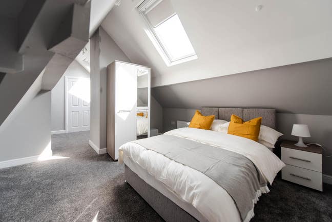 Refurbished Ensuite room available now Main Photo