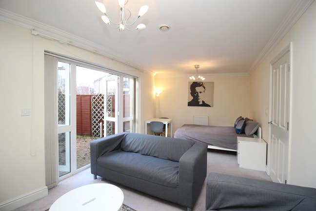 * Large Double Room with Garden * Parking Main Photo