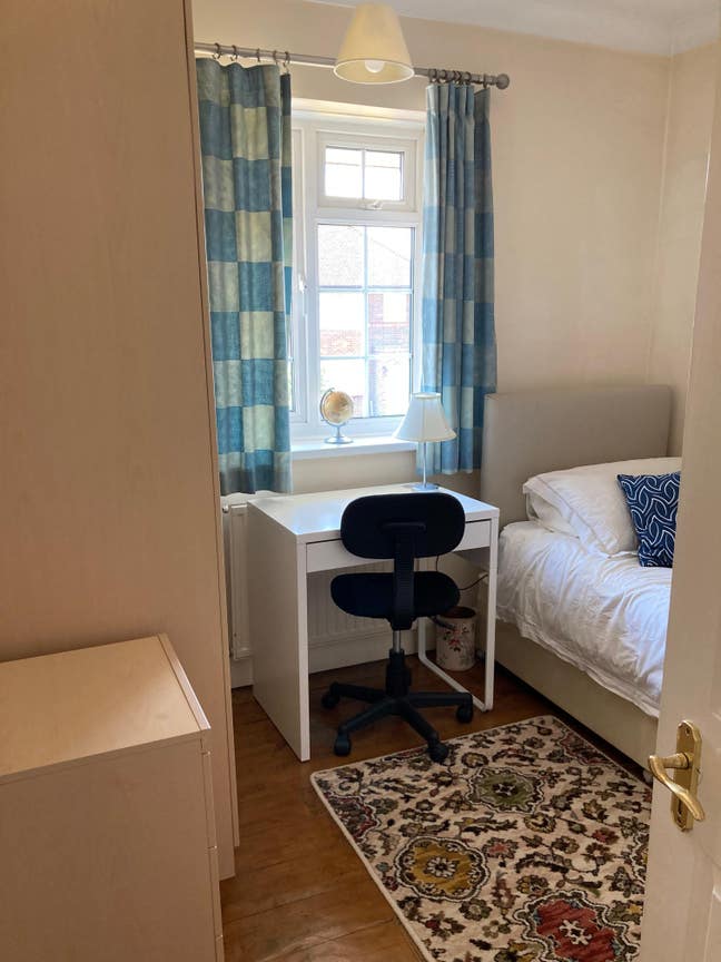 Single well-presented Room  Main Photo