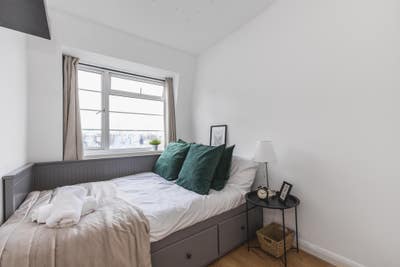 Lovely Double Room &pound;850pm Inc Bills Wifi Cleaner Main Photo