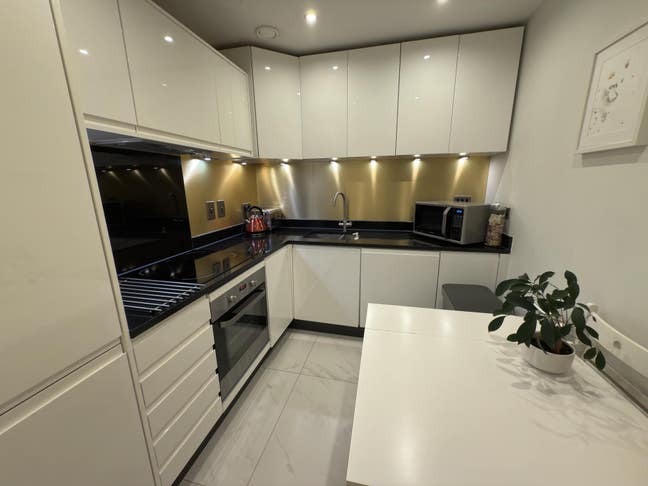  Double bedroom En-suite - Modern and clean   Main Photo