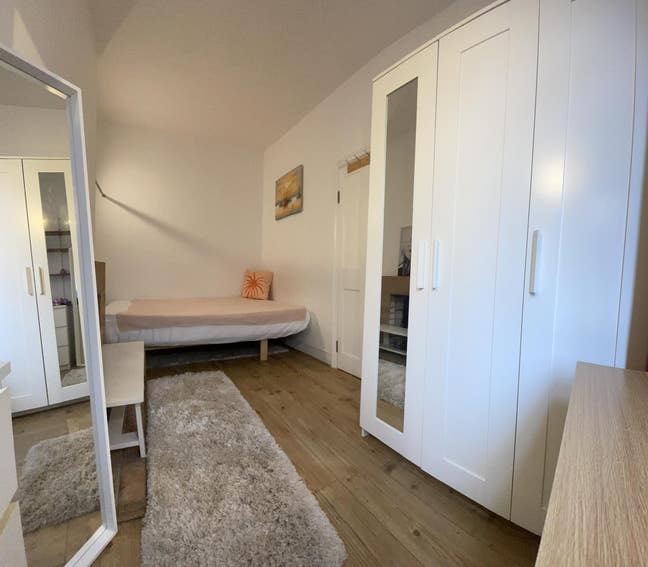 Spacious double in cozy house - Only one housemate Main Photo