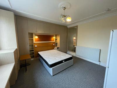 Spacious double room available at Girdwood road Main Photo