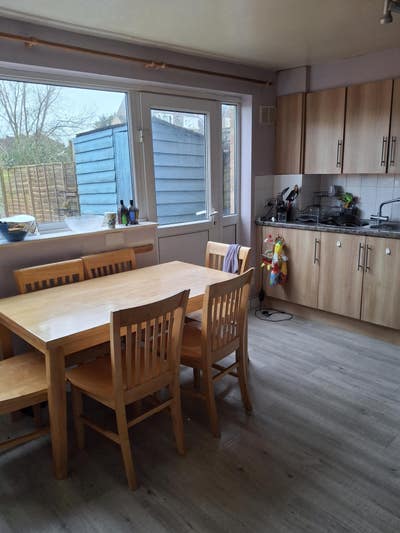 Single Room in Spacious House Main Photo