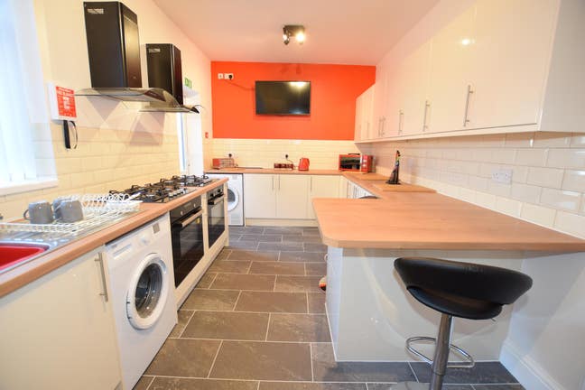Available Now Studio Room B23 Bills Inclusive  Main Photo