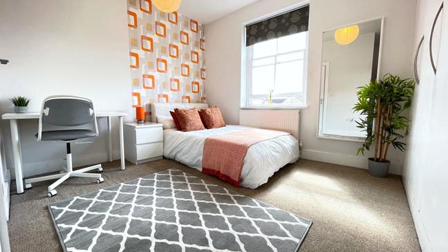 En-Suite Room in 2 Bed Apartment - Town Centre! Main Photo
