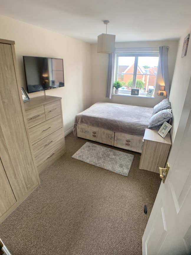 Double bedroom in a professional houseshare  Main Photo
