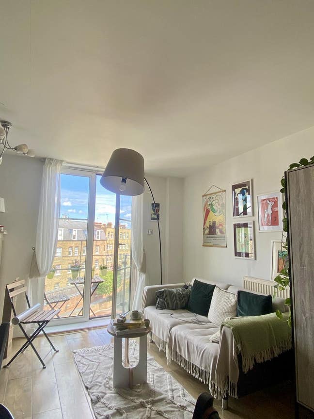 Double bedroom with wooden floors & ensuite Main Photo