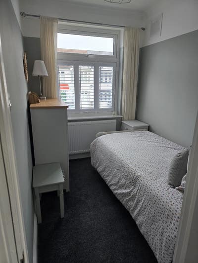 Lovely bright single room Mon & Tues only. Main Photo