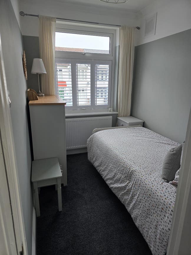 Lovely bright single room Mon & Tues only. Main Photo