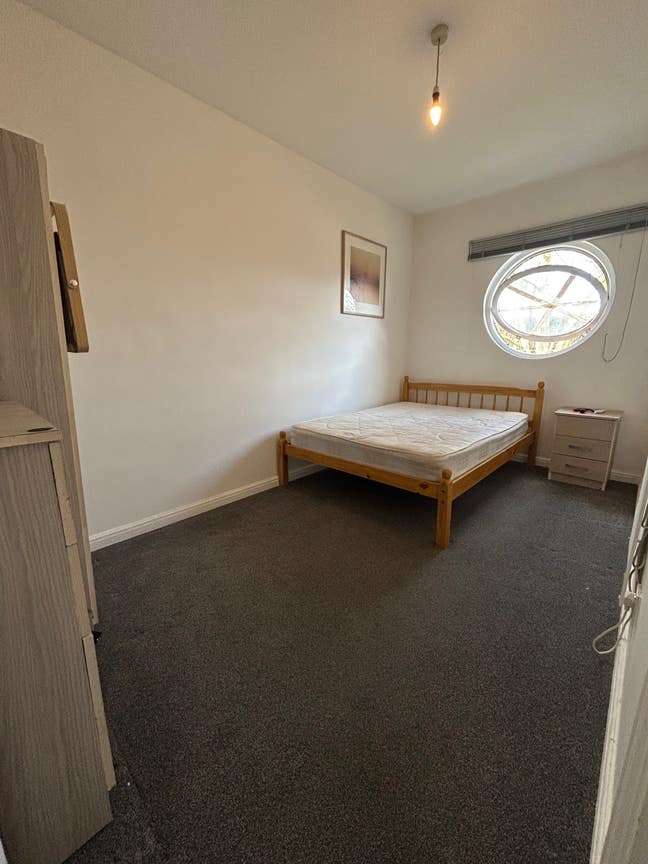 November Lovely Double Room Canada Water  Main Photo