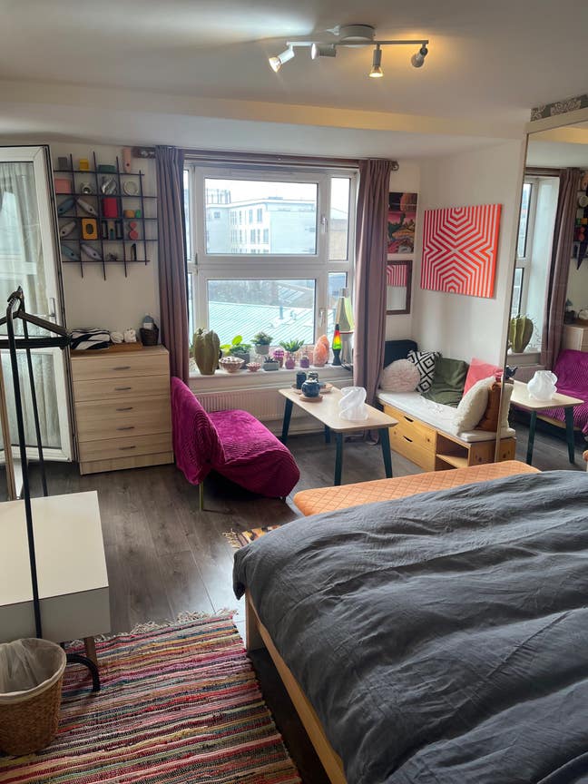 Very large room with table, near Broadway Market Main Photo