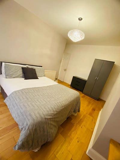 A Cosy Bedroom Haven in Bromley (Surrey Road) Main Photo
