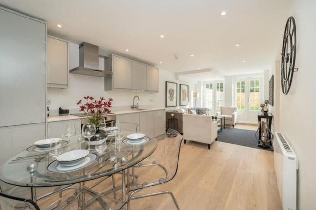 Fresh 2 Bed Garden Flat 🏡 Main Photo