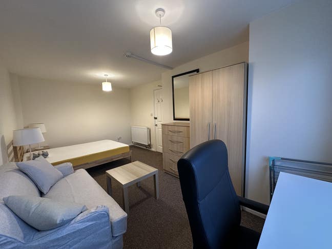 381 Large room in quiet area Main Photo