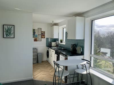 Overlooking Princes Park, Parking, Furnished... Main Photo