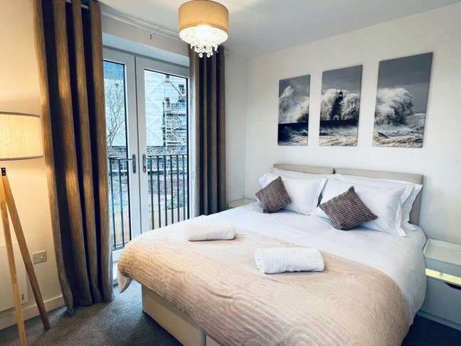 Stunning 2 bedroom flat Main Photo