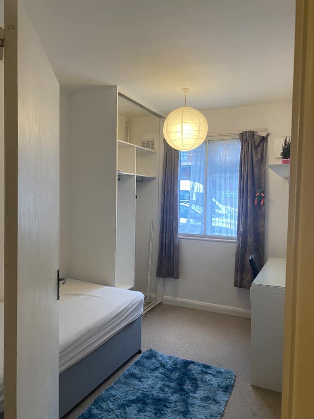 Large single room Main Photo
