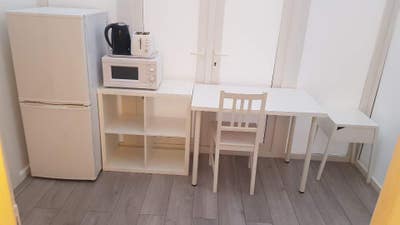 Female house double room in New Malden Main Photo