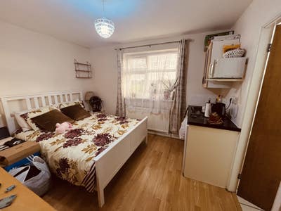 Spacious studio room available in HayesUB3 Main Photo