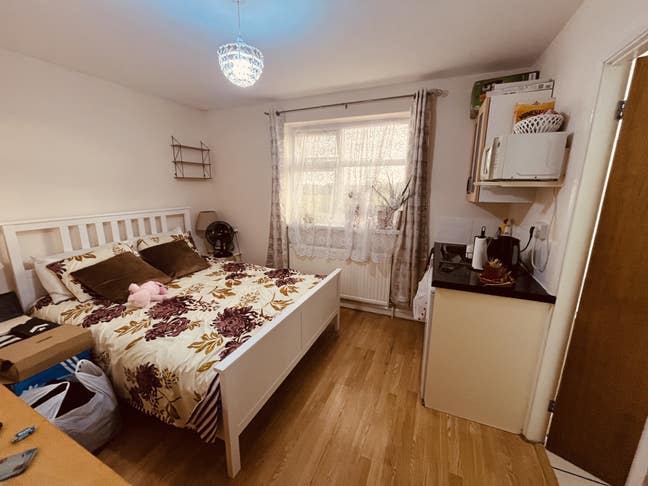 Spacious studio room available in HayesUB3 Main Photo