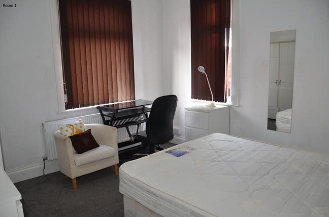 Large Double Room Main Photo