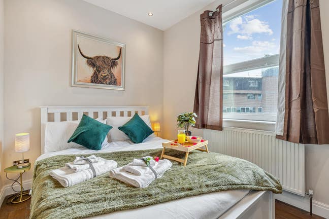 Double bedroom with walk-in wardrobe own bathroom Main Photo