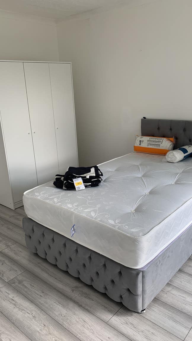 Newly decorated 3 bed house in thamesmead  Main Photo