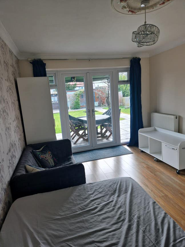 Almost like your own one bed flat, in a 4 bed det. Main Photo