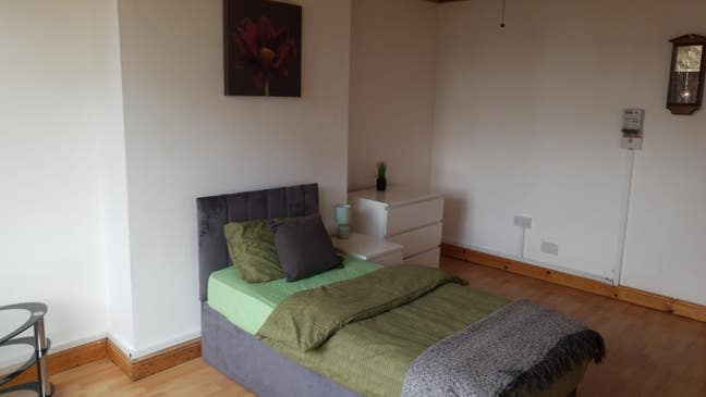 Large double room to let in Darlaston  Main Photo