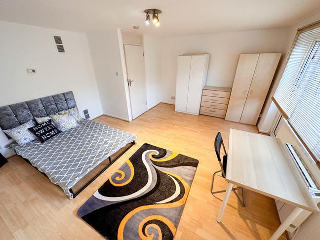 Double Room to Let – Private Balcony Main Photo