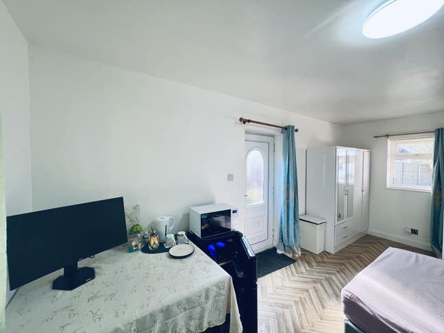 Independent Room Oasis Main Photo