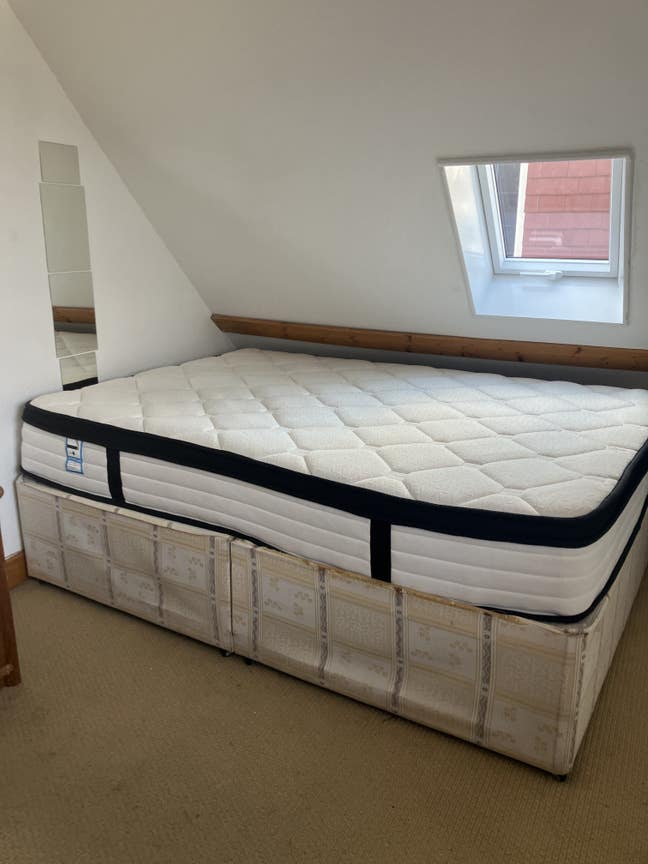 Room in very large shared house Main Photo