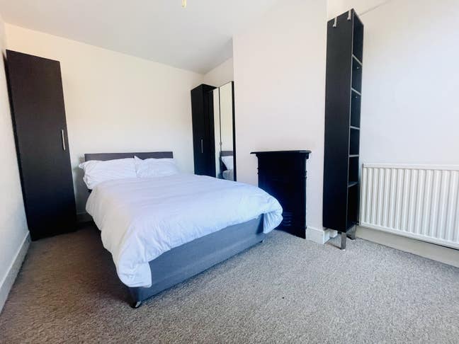 Specious Quiet Double Bedroom in Reading Central  Main Photo