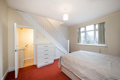 Beautiful room near Morden Main Photo