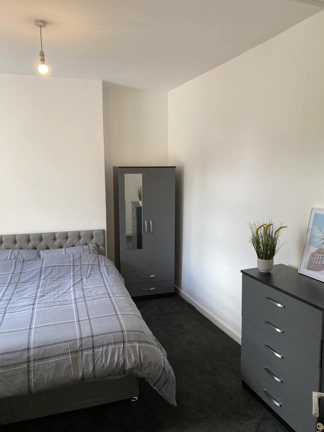 Spacious double room (not ensuite) Main Photo