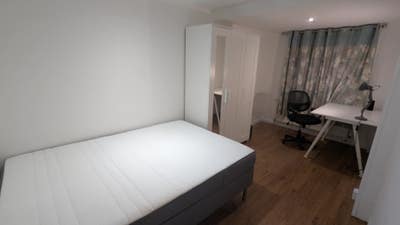 Double Room in SE25 - Near 2 Stations, Car Park Main Photo