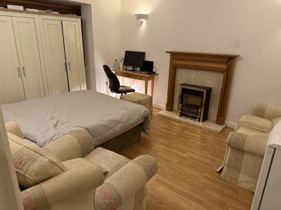 Extremely large double bedroom  Main Photo