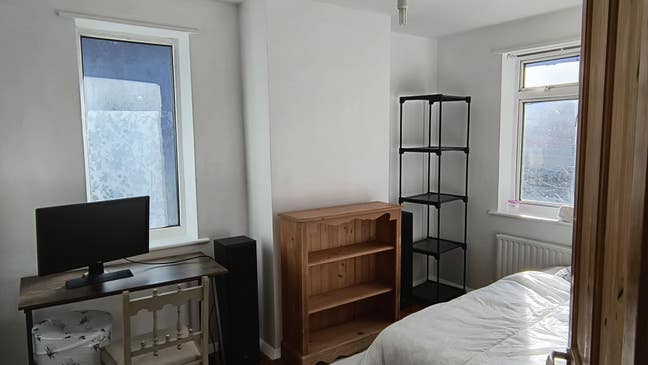 A Double Bedroom in a spacious relaxed home Main Photo