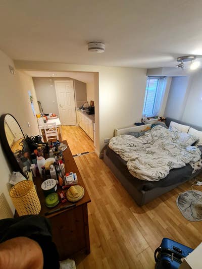 Lovely Studio Flat close to Station &Town centre Main Photo