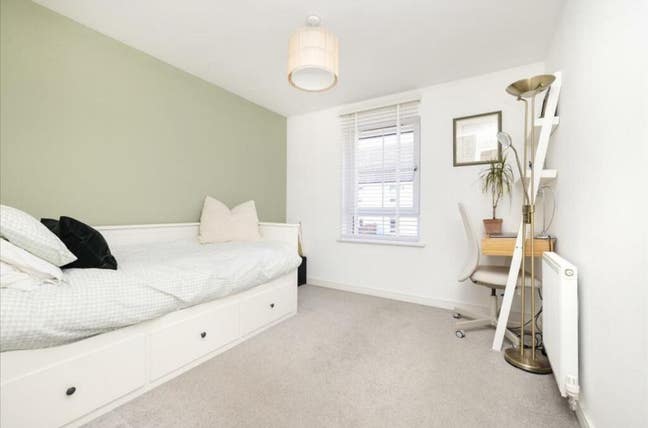 Double Room in Modern Home Available Main Photo