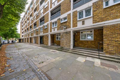 One Double Room Available in a Four Bedroom Flat  Main Photo