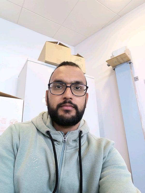 I am a professional male aged 28. I am lookin... Main Photo